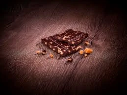 Tablette de chocolat noir 55 %  éclats de caramel beurrre salé